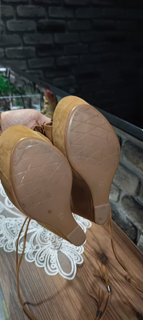 Bej Süet Fırfırlı Kadın Dolgu Topuk Sandalet - Görsel 4