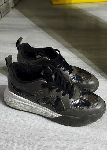 Yılan Desenli Gri Dolgu Topuklu Spor Ayakkabı - Görsel 3