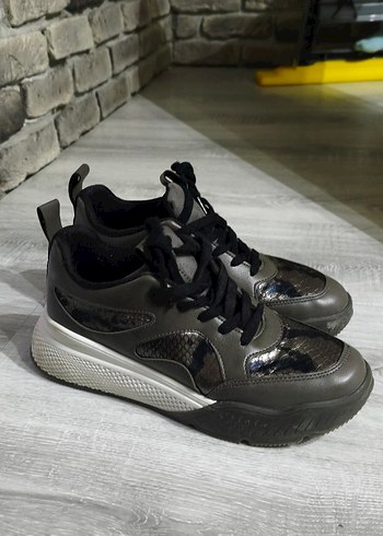 Yılan Desenli Gri Dolgu Topuklu Spor Ayakkabı - Görsel 2