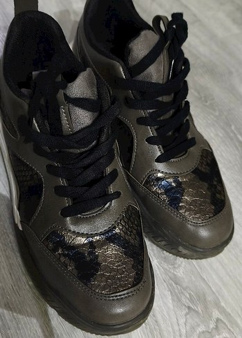 Yılan Desenli Gri Dolgu Topuklu Spor Ayakkabı - Görsel 4