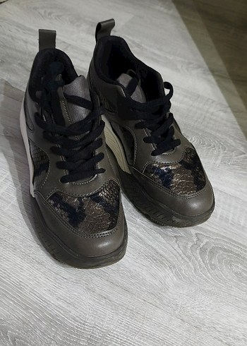 Yılan Desenli Gri Dolgu Topuklu Spor Ayakkabı - Görsel 5