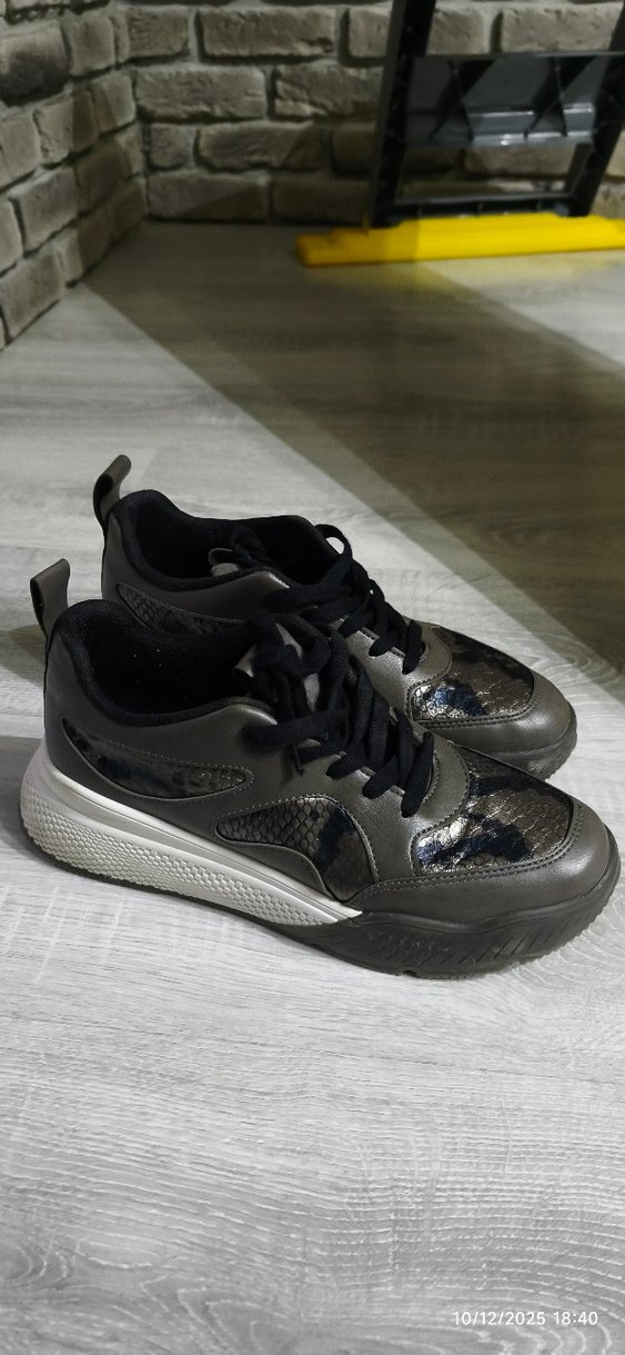 Yılan Desenli Gri Dolgu Topuklu Spor Ayakkabı - Görsel 3