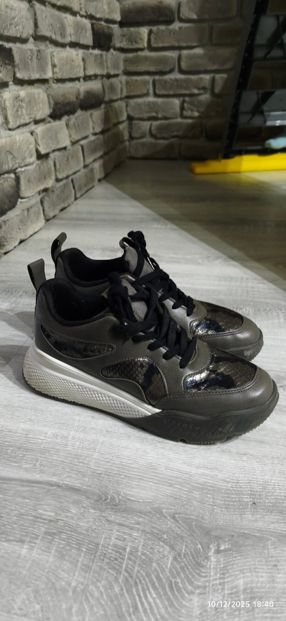 Yılan Desenli Gri Dolgu Topuklu Spor Ayakkabı - Görsel 2