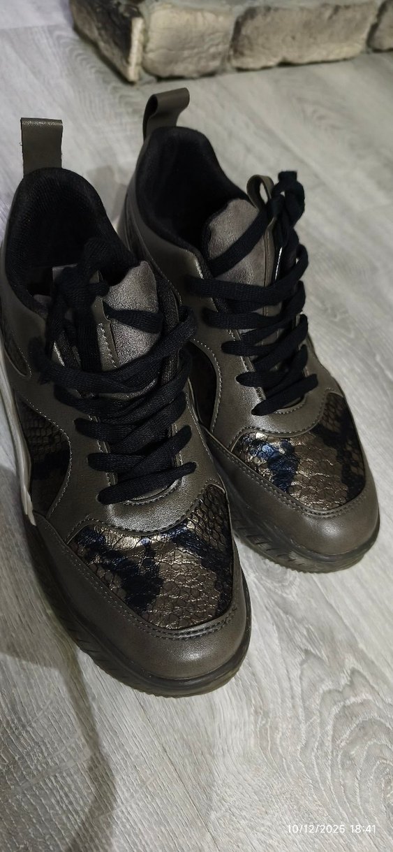 Yılan Desenli Gri Dolgu Topuklu Spor Ayakkabı - Görsel 4