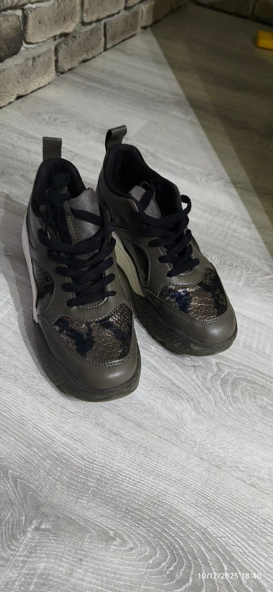 Yılan Desenli Gri Dolgu Topuklu Spor Ayakkabı - Görsel 5