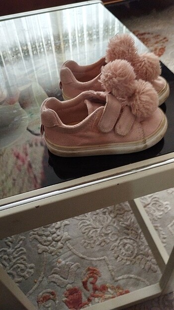 Bebek ayakkabı çok rahat ve çok güzel bı kaç kere giyildi küçük 