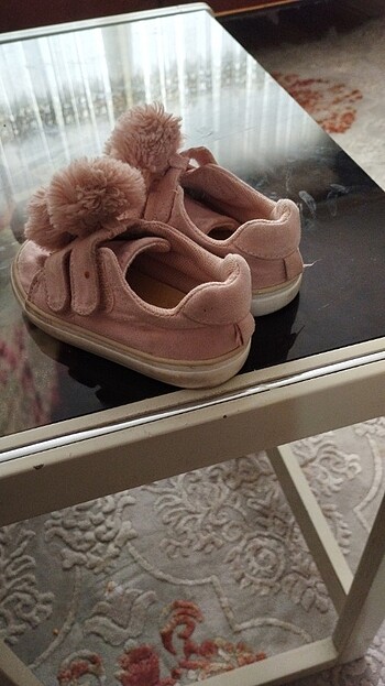 21 Beden Bebek ayakkabı çok rahat ve çok güzel bı kaç kere giyildi küçük 