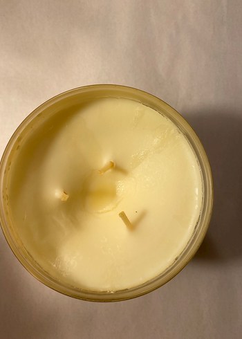 Bath & Body Works Sarı Mum - Iced Lemon Pound Cake - Görsel 3