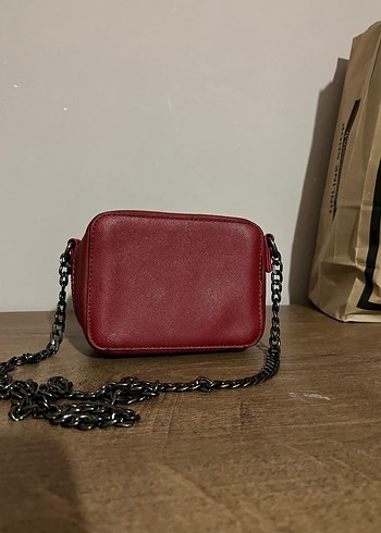 Kırmızı Zincir Detaylı Deri Kadın Çanta