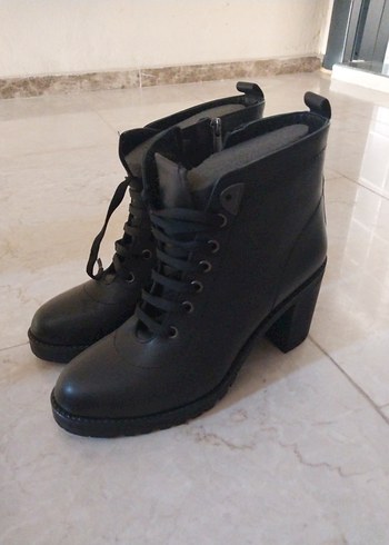 Siyah Deri Bağcıklı Topuklu Goth Bot