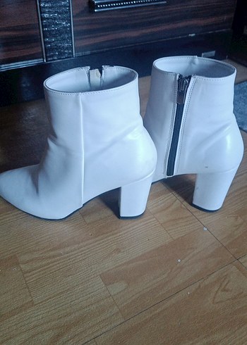 Bambi Beyaz Minimalist Stiletto Topuklu Botlar
