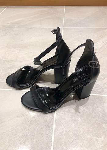 Siyah Tokalı İnce Topuklu  Ayakkabı - Görsel 2