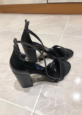 Siyah Tokalı İnce Topuklu  Ayakkabı - Görsel 4