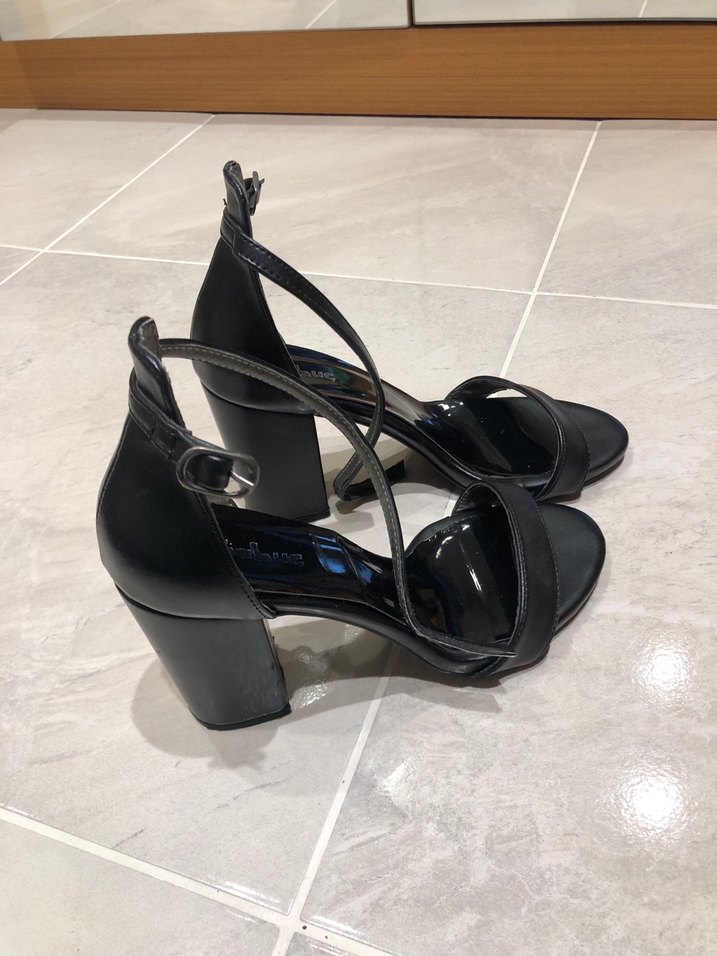 Siyah Tokalı İnce Topuklu  Ayakkabı - Görsel 4