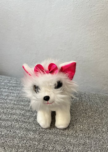 Pembe fiyonklu beyaz peluş oyuncak kedi