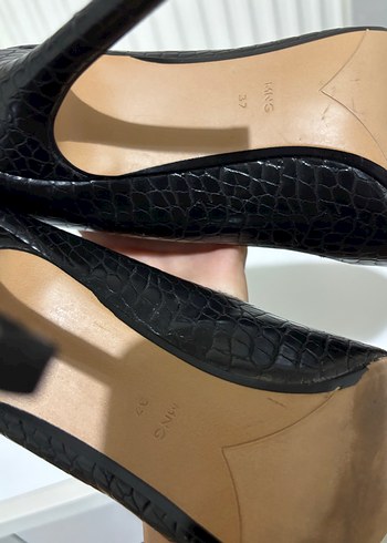 Mango Klasik Siyah Yılan Derisi Desenli Stiletto