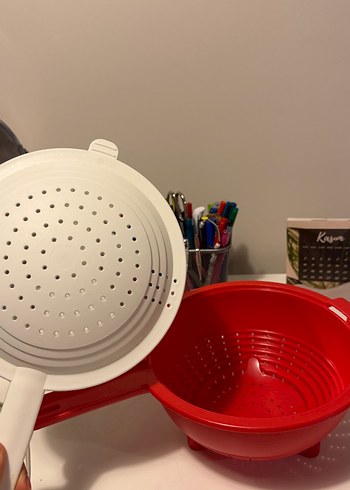 Tupperware Kırmızı Kulplu Plastik Süzgeç - Görsel 3