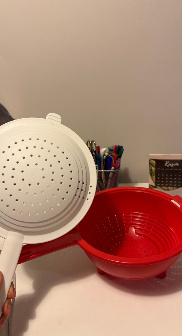 Tupperware Kırmızı Kulplu Plastik Süzgeç - Görsel 3