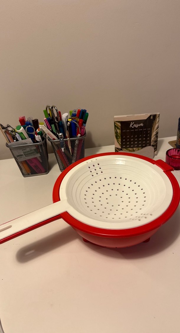 Tupperware Kırmızı Kulplu Plastik Süzgeç - Görsel 2