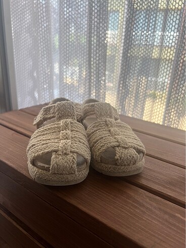Zara Zara hasır sandalet
