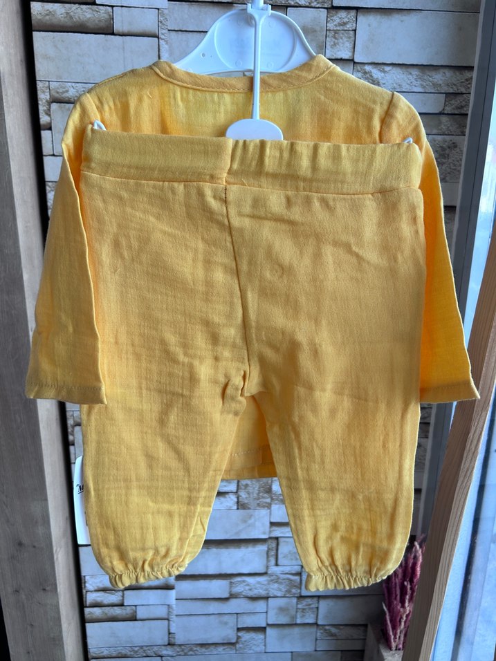 Sarı Düğmeli Bebek Takımı - Görsel 2