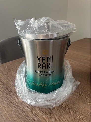 Yeni rakı ustaların karışımı buz kovası
