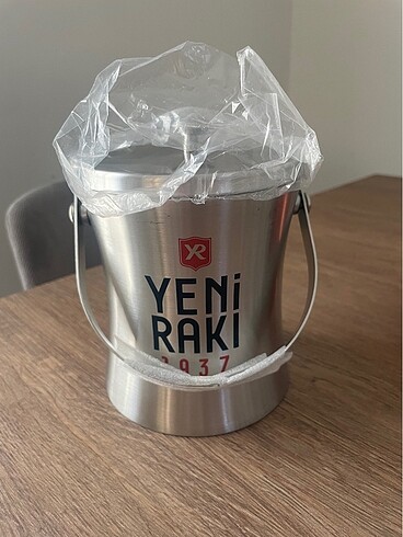 Yeni rakı buz kovası