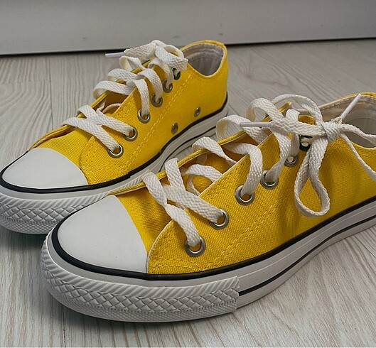 Diğer sarı converse