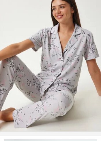 Gri Çiçek Desenli Kadın Kısa Kollu Pijama Takımı