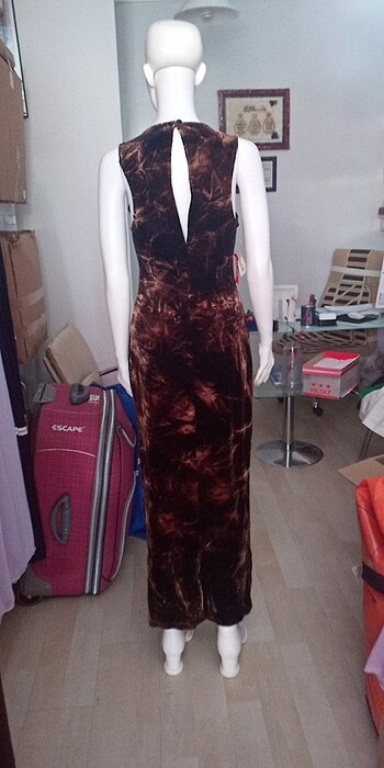 38 Beden Uzun elbise,boy 137 cm,bel çevresi 72 cm,yırtmaç 67 cm