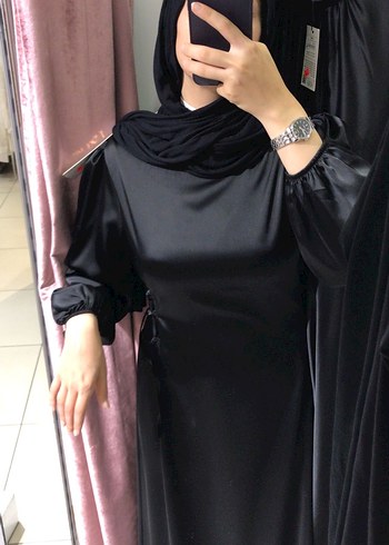 Abiye Siyah Yüksek Yakalı yandan bağcıklı saten abiye