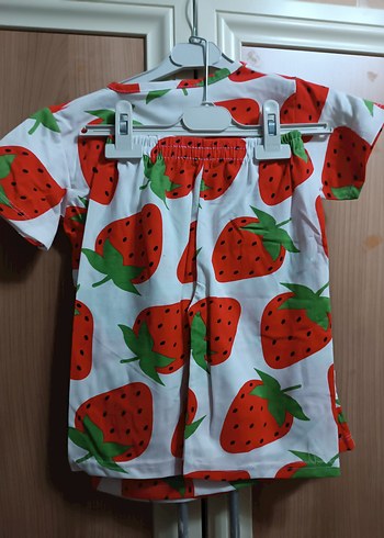 Diğer Kız Çocuk Renkli Çilek Desenli Kısa Kollu Pijama Takımı