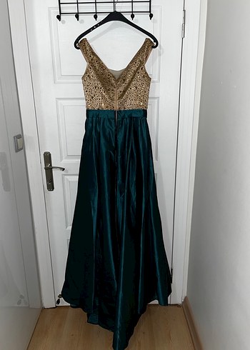 Uzun Parlak Altın Renkli Abiye Elbise - Görsel 3