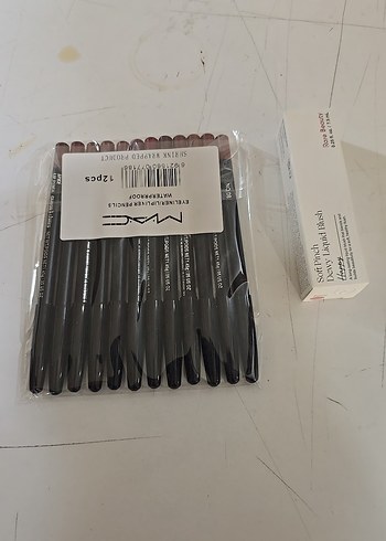 MAC Siyah Dudak Kalemi 12'li Set ve rare allık