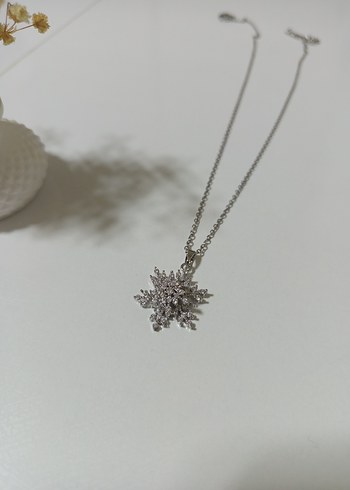 Altın Renkli Payetli Midi Kolye - Görsel 3