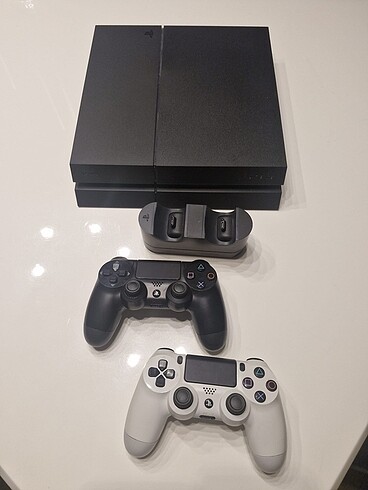 Playstation 4 ve şarj istasyonu