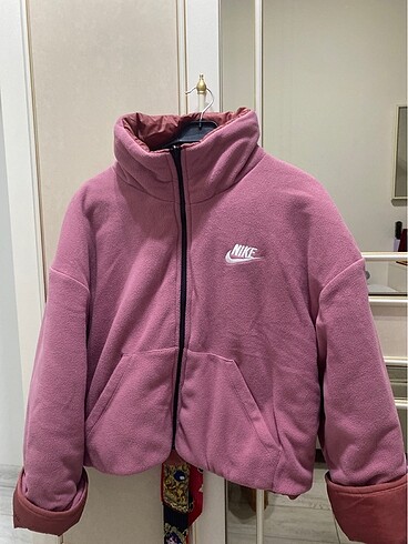 Nike pembe çift taraflı giyiliyor