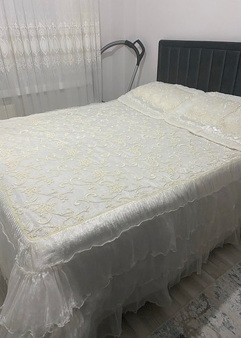 İşlemeli Beyaz Parlak Yatak Örtüsü - Görsel 2