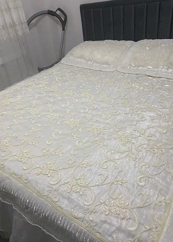 İşlemeli Beyaz Parlak Yatak Örtüsü - Görsel 4