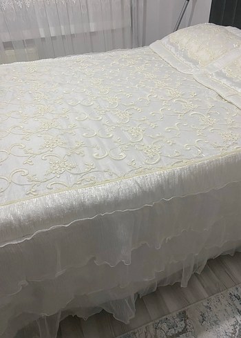 İşlemeli Beyaz Parlak Yatak Örtüsü - Görsel 3
