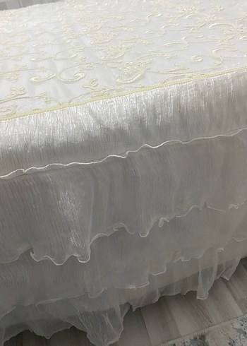 İşlemeli Beyaz Parlak Yatak Örtüsü - Görsel 5