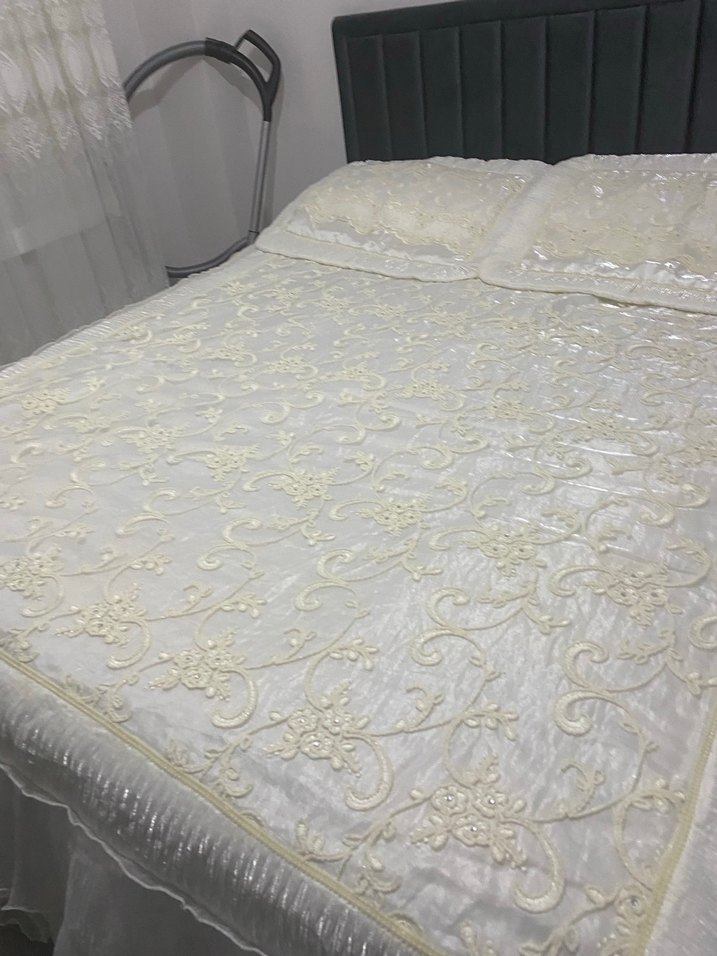 İşlemeli Beyaz Parlak Yatak Örtüsü - Görsel 4