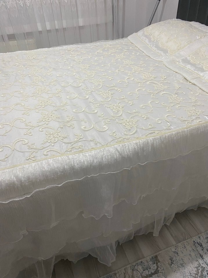 İşlemeli Beyaz Parlak Yatak Örtüsü - Görsel 3