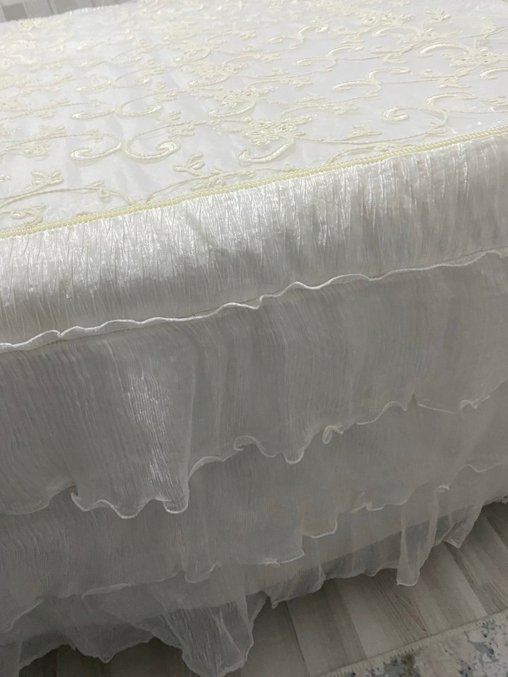 İşlemeli Beyaz Parlak Yatak Örtüsü - Görsel 5