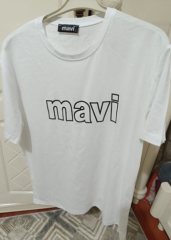 Mavi Baskılı Beyaz Tişört