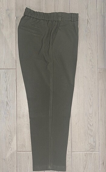 Yeşil bilekte kumaş pantolon