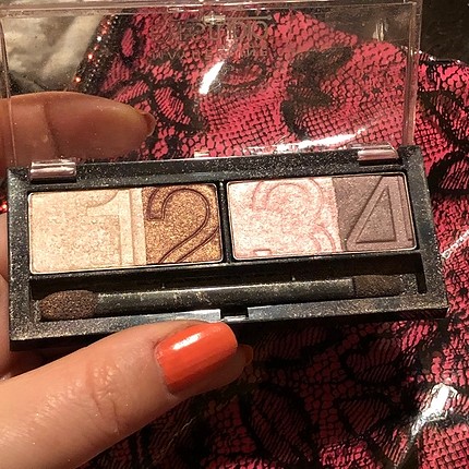  Beden çeşitli Renk Maybelline far 4 lü sadece 1 numarasından demedim yenidir
