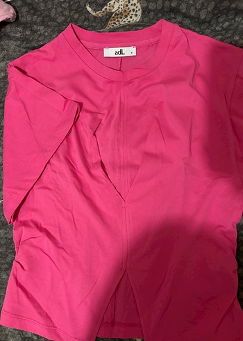 Pembe V Yaka Kısa Kollu Kadın Tişört