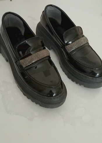 Parlak Siyah Yılan Desenli Tokalı Kadın Loafer