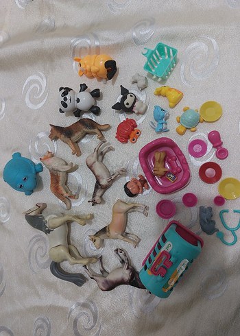 Renkli Aksiyon Figürleri ve Aksesuarları Seti - Görsel 3